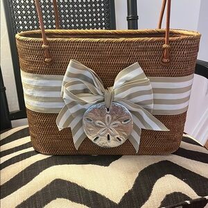 Bosum buddies like new hand bag.